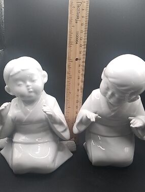 Vinrage Japanese White Porcelain of Kneeling Children Figurines (B6)